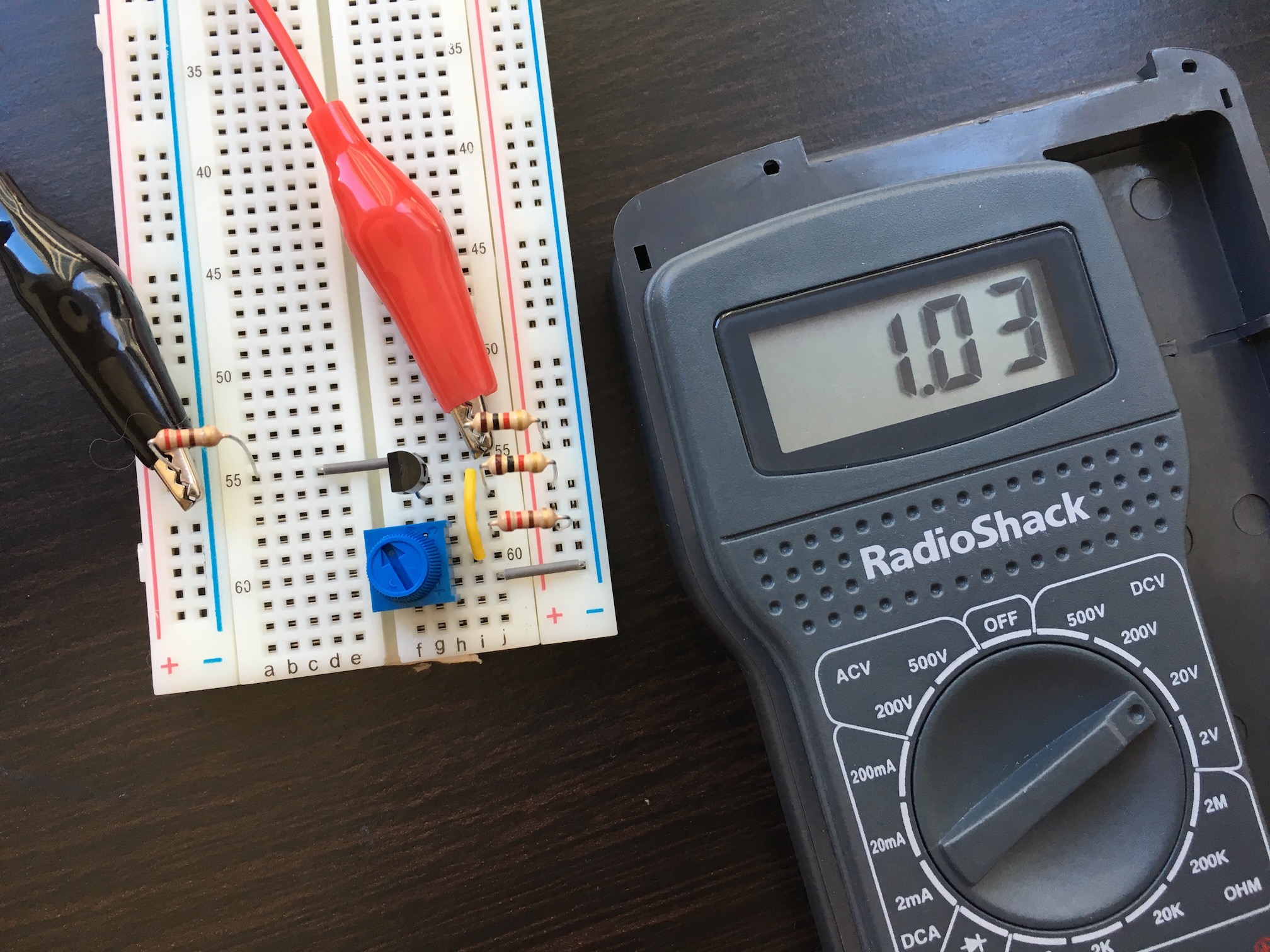 Transistor and potentiometer test circuit implemented with a multimeter